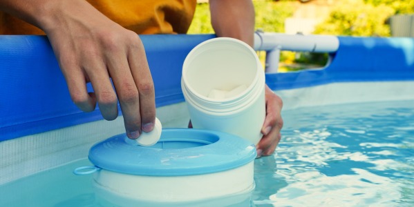 Productos químicos esenciales para un buen mantenimiento de la piscina