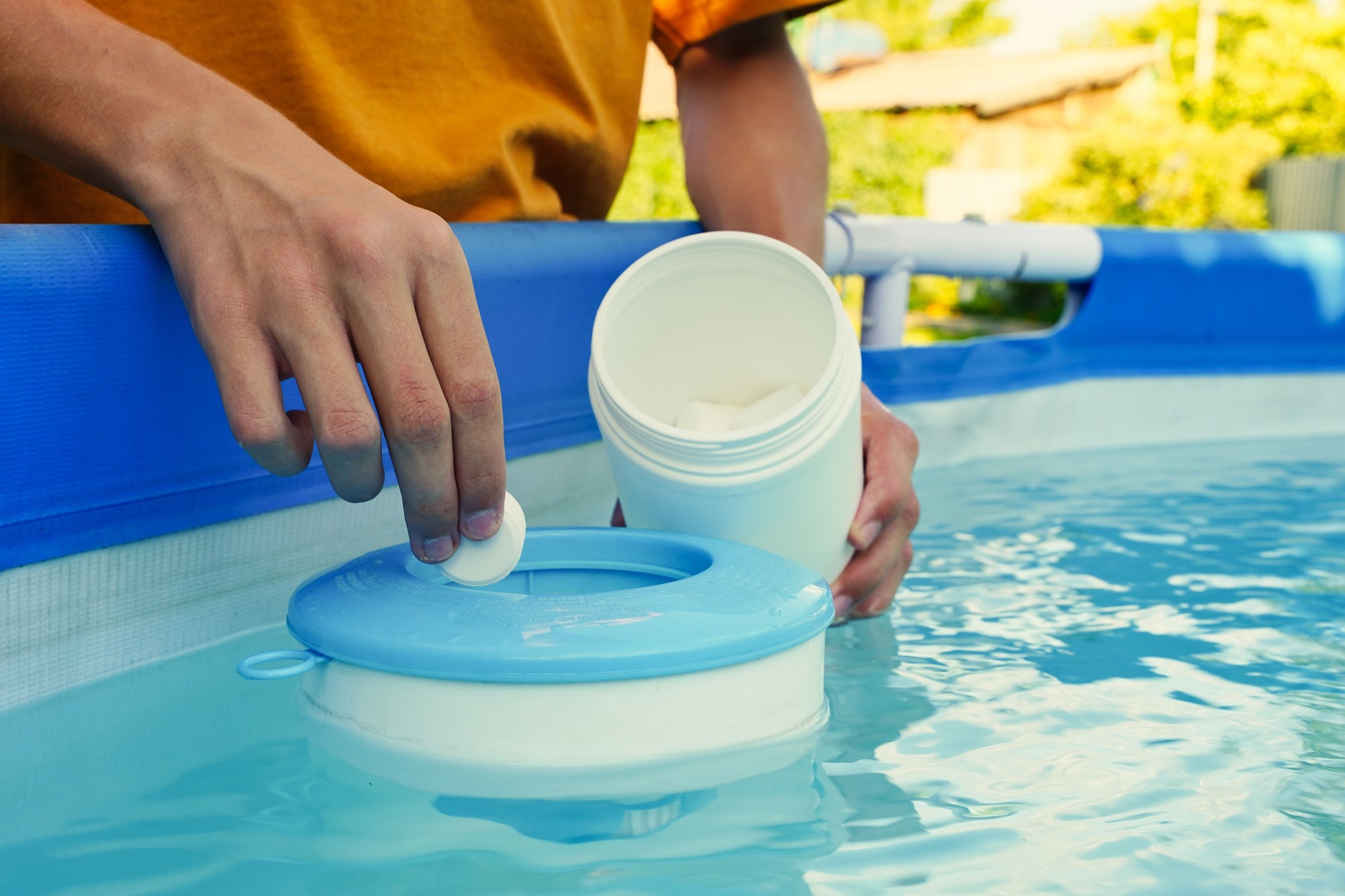 Productos químicos esenciales para un buen mantenimiento de la piscina